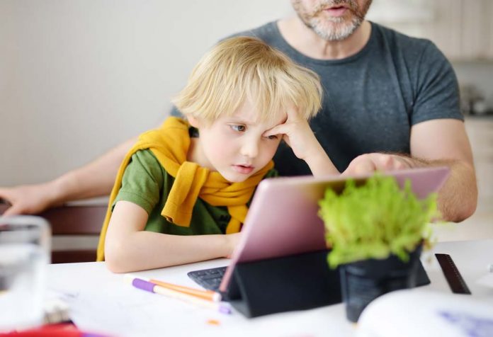 orang tua menekan anak untuk kelas online