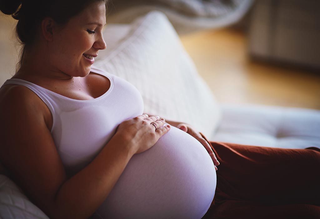 wanita hamil mempertimbangkan melahirkan di rumah