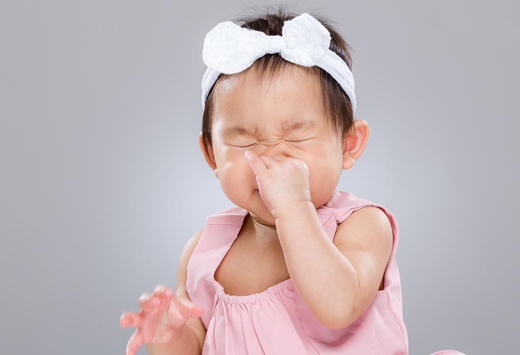 Lubang hidung bayi perempuan tersumbat
