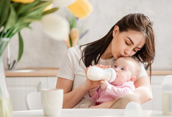 Mengapa Anda Tidak Harus Merasa Bersalah Jika Anda Memberikan Susu Formula kepada Bayi Anda