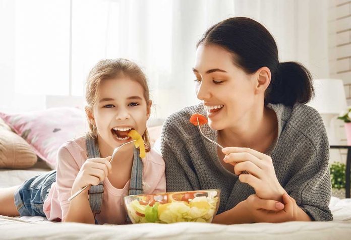 Bagaimana Mengembangkan Kebiasaan Makan Sehat pada Anak