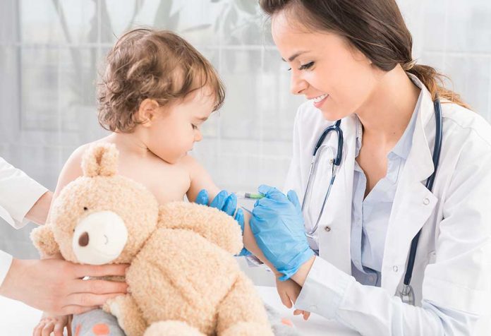 Haruskah Anda Menunda Vaksinasi Anak Anda?