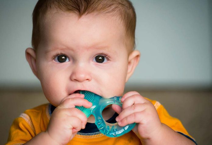 Masalah Tumbuh Gigi pada Bayi dan Cara Mengatasinya dengan Bijak