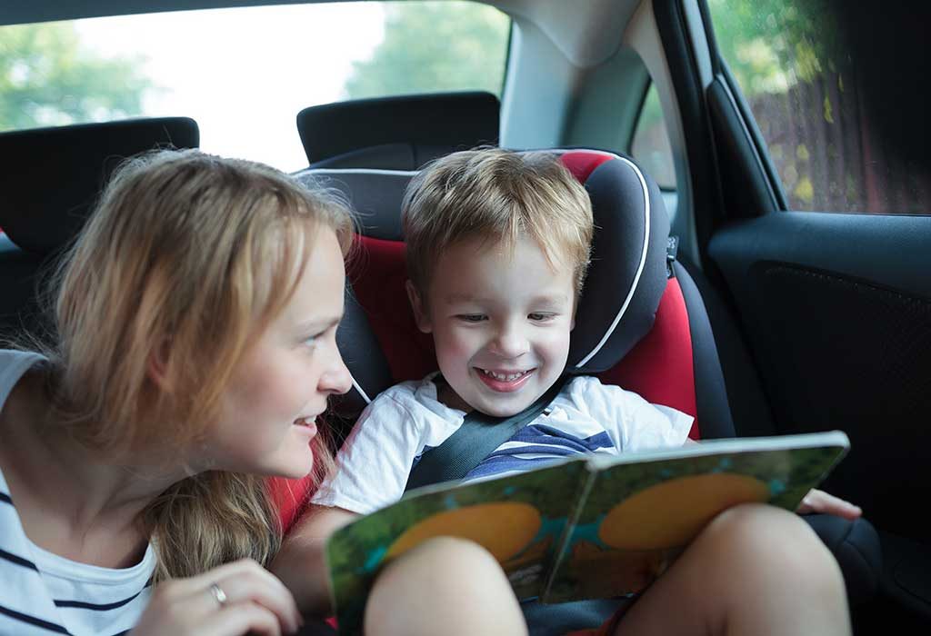 anak membaca buku di dalam mobil