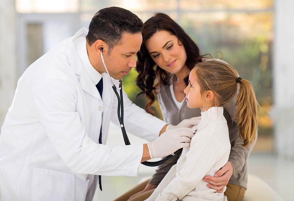 Dokter anak merawat anak
