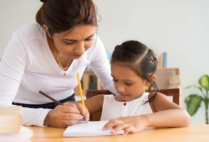 8 Cara Meningkatkan Ketertarikan Anak Anda pada Mata Pelajaran yang Sulit