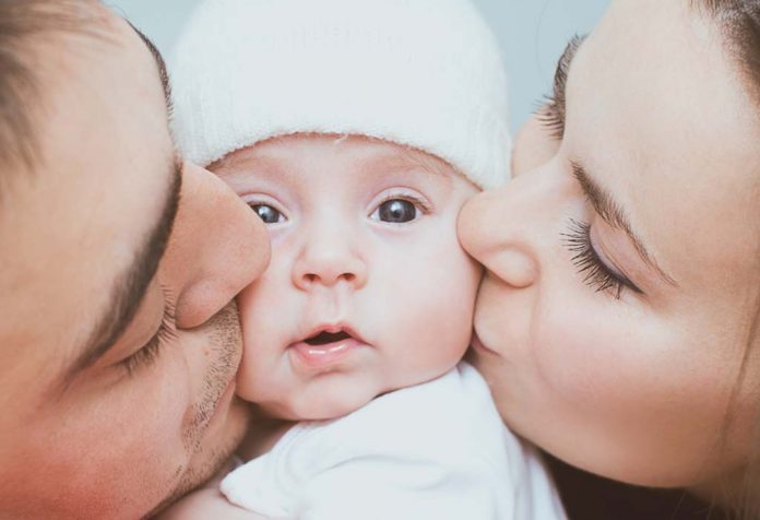 Ikatan dengan Baby- Bagaimana Mommy, Daddy dan Saudara Can Obligasi dengan Newborn
