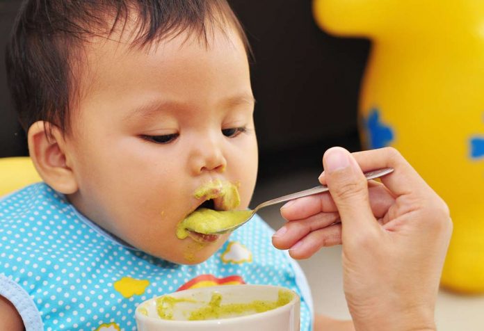 Pahami Bayi Anda Saat Pertama Kali Memperkenalkan Makanan Padat