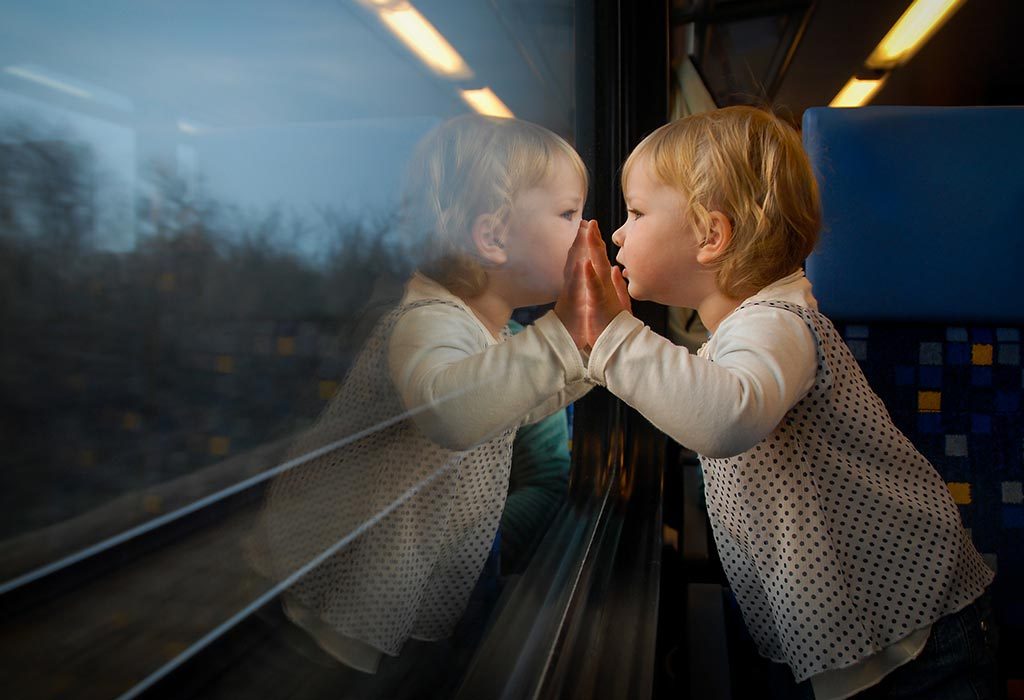 Bayi perempuan di kereta api