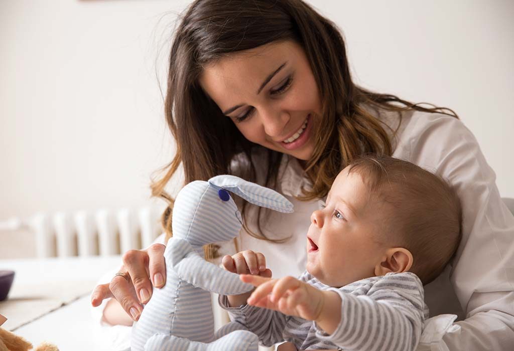coba alihkan perhatian bayi Anda dengan mainan agar dia berhenti menangis