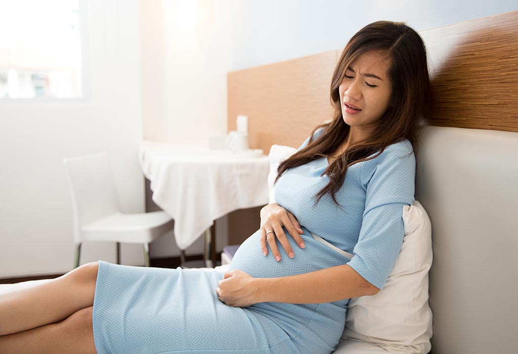 Seorang wanita hamil menderita sakit perut