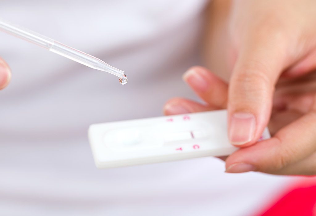 Seorang wanita melakukan tes kehamilan