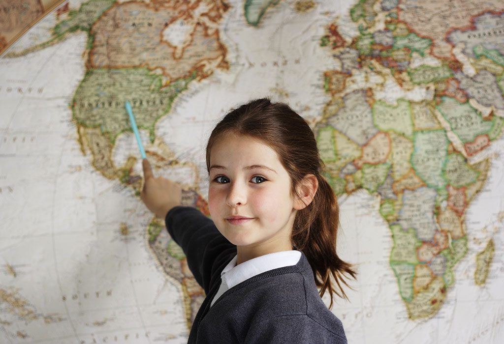 Gadis mengidentifikasi tempat di peta dunia