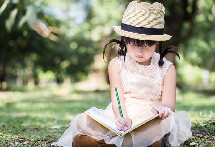 10 Buku Kerja Terbaik untuk Anak-Anak agar Mereka Tetap Terlibat di Rumah