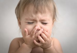 Bayi yang tidak sehat menangis karena tidak nyaman