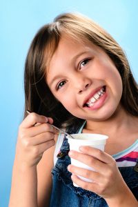 Gadis makan yoghurt