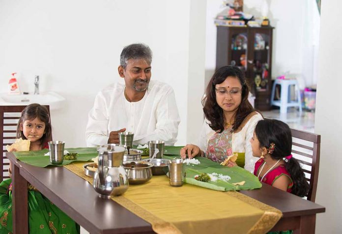 Keluarga India makan bersama