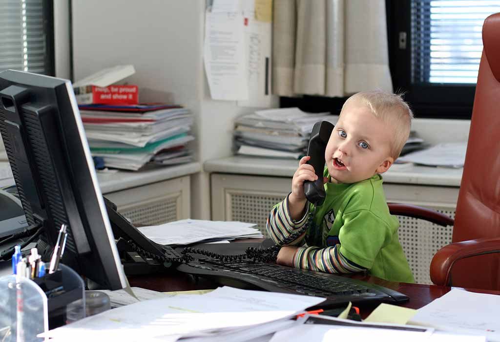 Haruskah Anda Mempertimbangkan Merayakan Membawa Anak Anda Ke Hari Kerja?