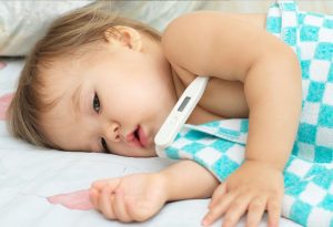 Bayi dengan termometer listrik, menderita demam