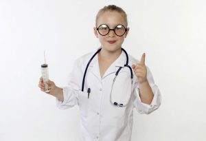 Seorang gadis kecil berpakaian seperti dokter