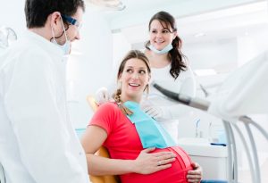 Wanita hamil di dokter gigi