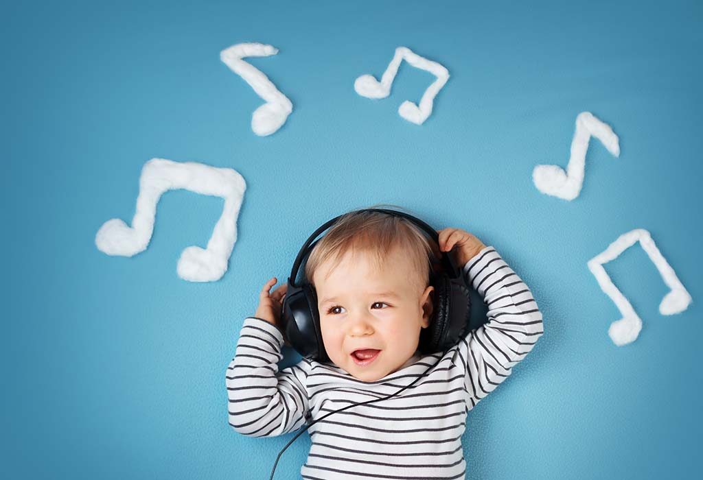 Seorang bayi laki-laki mendengarkan musik