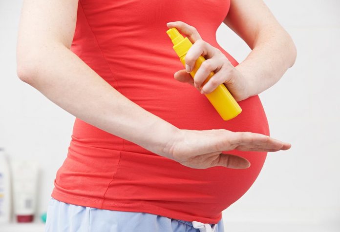 Seorang ibu hamil menggunakan obat nyamuk