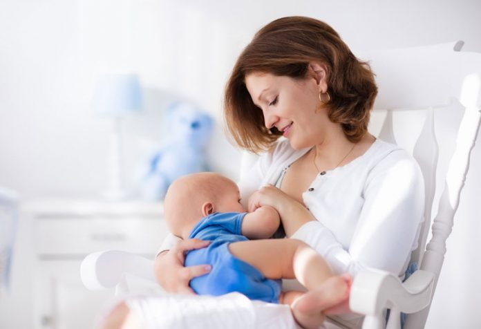 Dua Langkah Kecil untuk Bayi Baru Lahir oleh Ibu Baru yang Menyusui