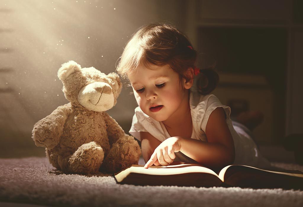 Seorang anak sedang membaca buku