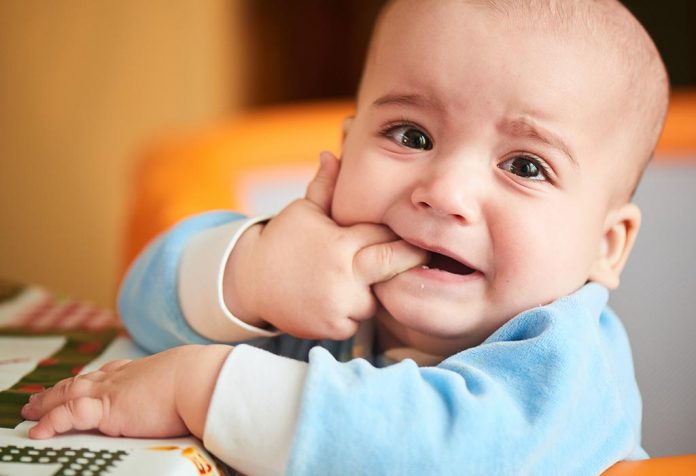 Bagaimana Saya Menghadapi Bayi Saya yang Tumbuh Gigi