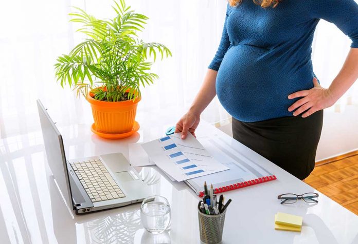 Bagaimana cara menggendong anak di dalam rahim saat bekerja?