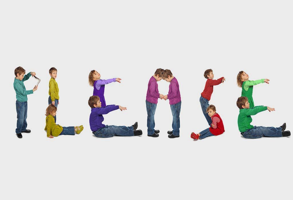 Anak-anak bermain alfabet manusia