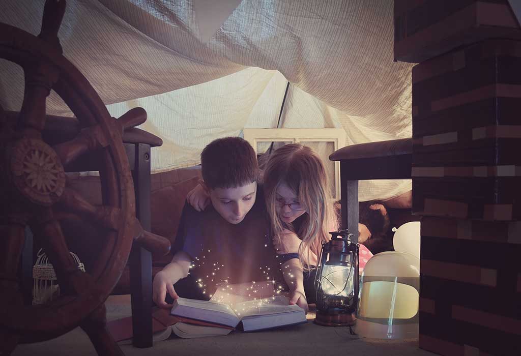 2 anak membaca buku fantasi bersama