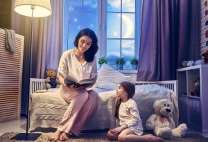Seorang ibu membacakan cerita untuk putrinya