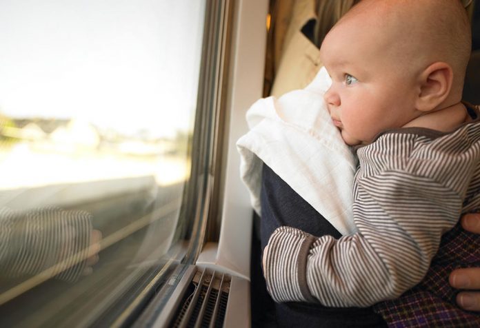 Bagaimana Bepergian dengan Bayi Anda untuk Pertama Kalinya?