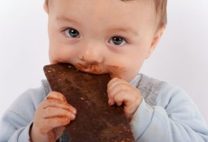 Bayi makan coklat