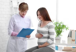 Seorang wanita hamil muda mengunjungi dokter