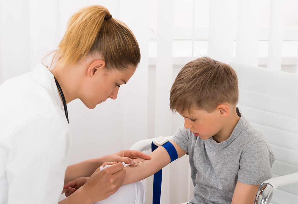 Seorang dokter melakukan tes darah seorang anak