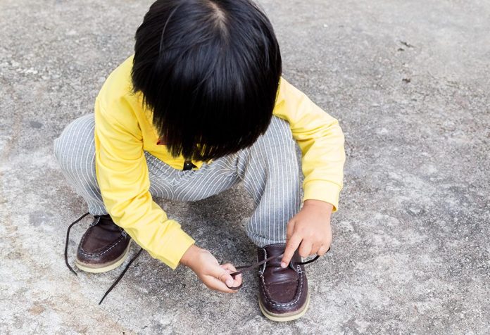 Mengajar Anak Mengikat Tali Sepatu - Kapan dan Bagaimana