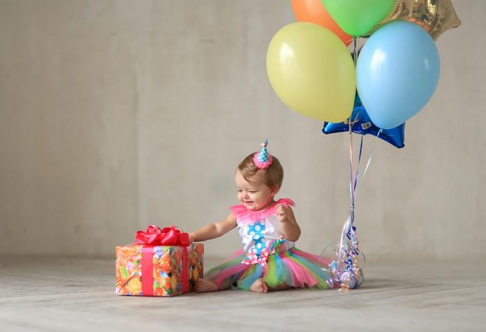 11 Hadiah Ulang Tahun Pertama Yang Akan Lebih Berharga Saat Bayi Anda Bertambah Besar
