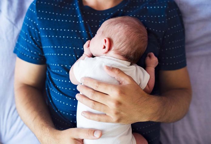 bagaimana ayah dapat berkontribusi dalam merawat bayi