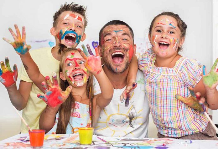 keluarga ternoda warna menikmati aktivitas tie-dye
