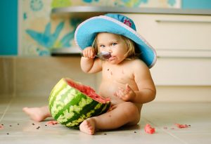 Bayi makan semangka
