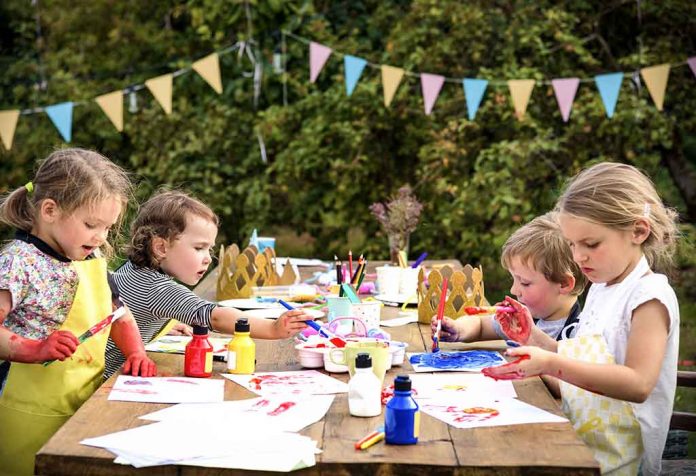 Cara Menyelenggarakan Pesta Melukis yang Menyenangkan untuk Anak-Anak