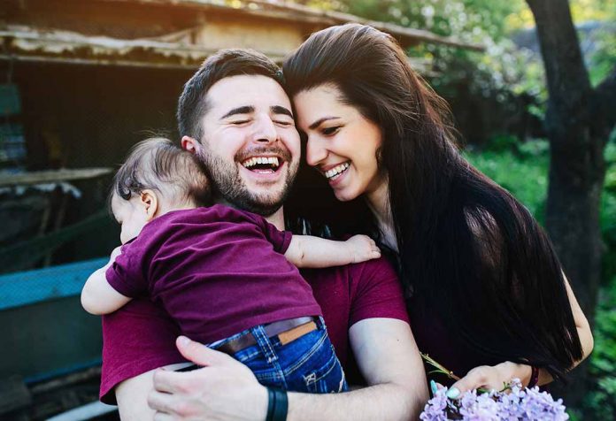 Ikatan dengan Suami Anda Selama dan Setelah Kehamilan Anda untuk Menjaga Hubungan Anda Yang Berarti