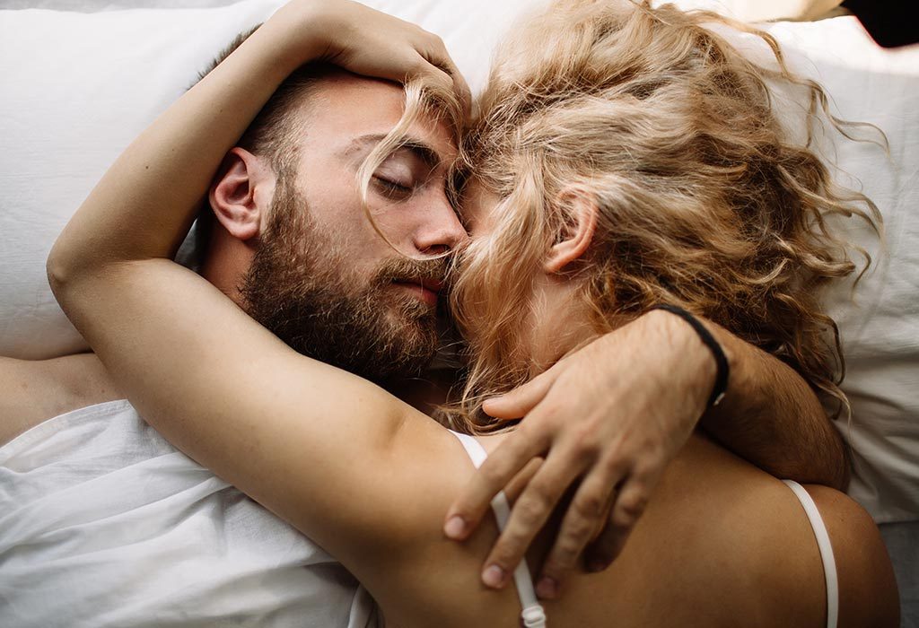 Pasangan romantis di tempat tidur