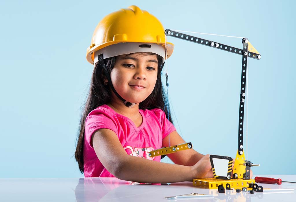 gadis bermain dengan peralatan konstruksi