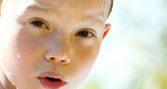 Tanda-Tanda Peringatan Heat Stroke pada Anak & Cara Menghindarinya
