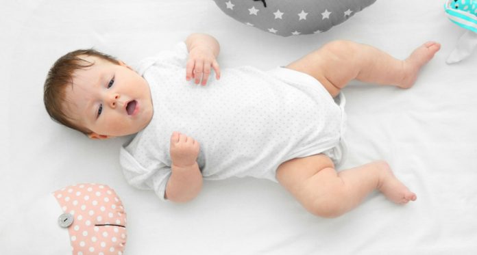 6 kesalahan yang diabaikan yang dapat menyebabkan kurang tidur pada bayi Anda dan cara memperbaikinya