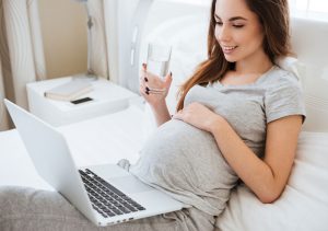 Wanita hamil minum air saat bekerja sesuai alarm